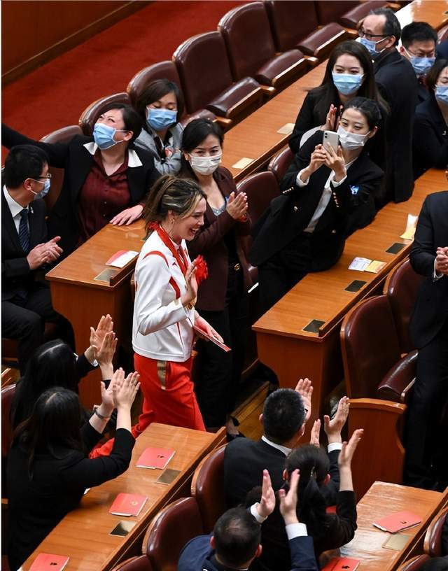 原创排面谷爱凌人民大会堂戴大红花受表彰走进会场大家起立鼓掌欢迎