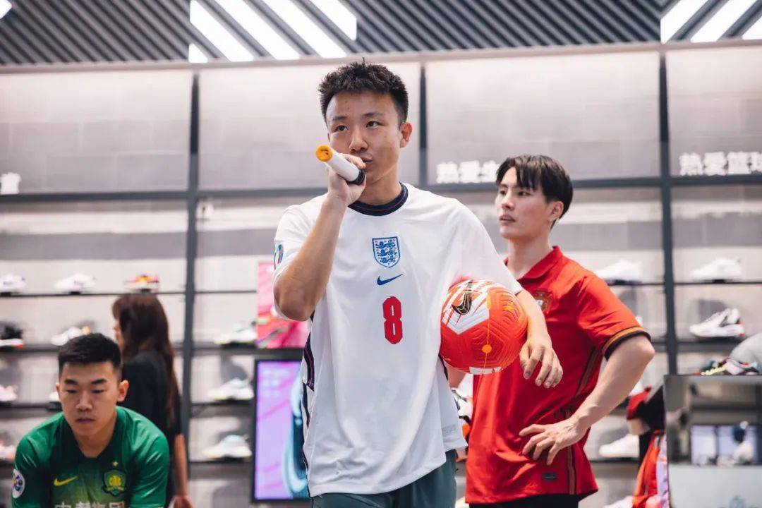 踢花式足球的他,也是「中国足球」_克里斯_touzani_视频