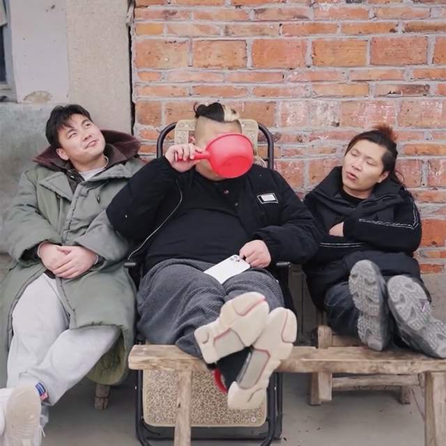 与"小眯眼",小米粒组成的三人组合,搞笑程度不输于冷少,蒋胖胖,阿呆