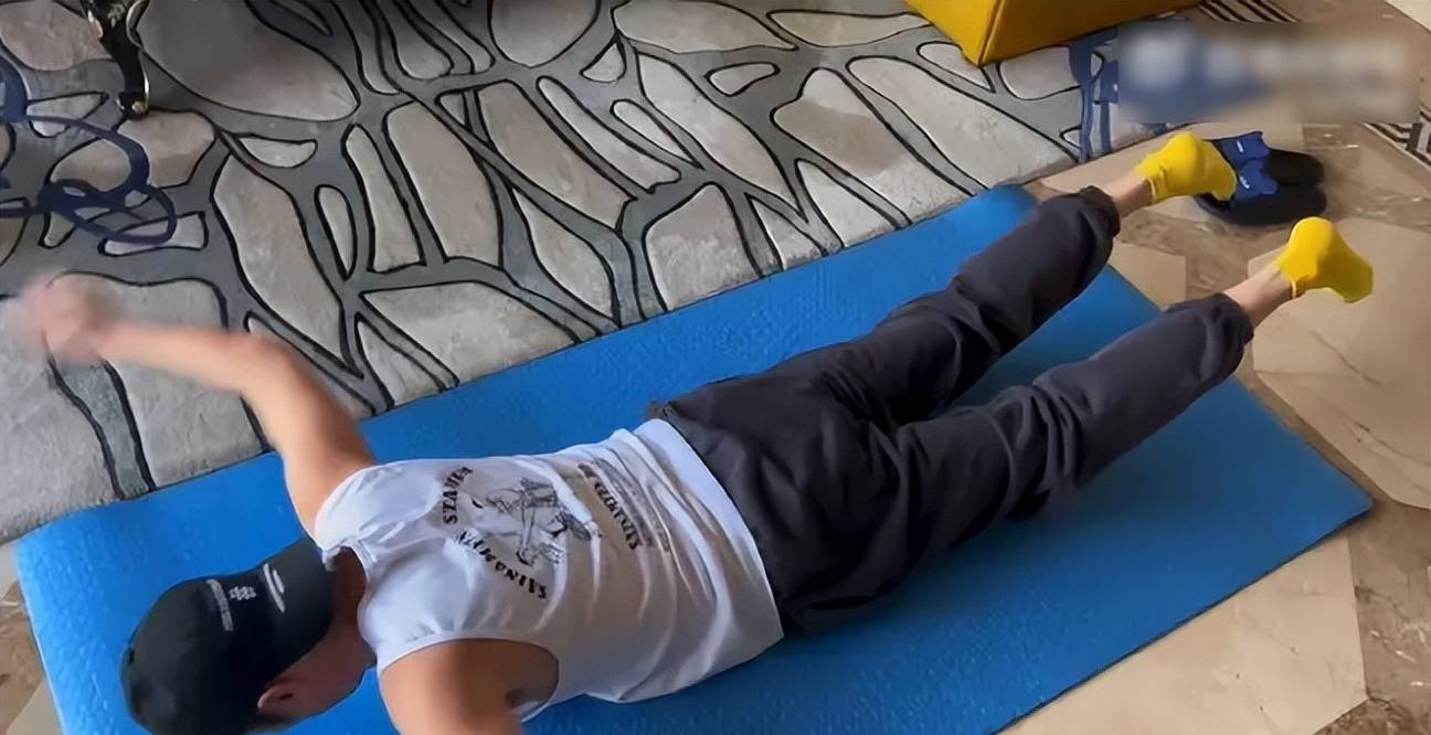 50岁于和伟豪宅内健身!