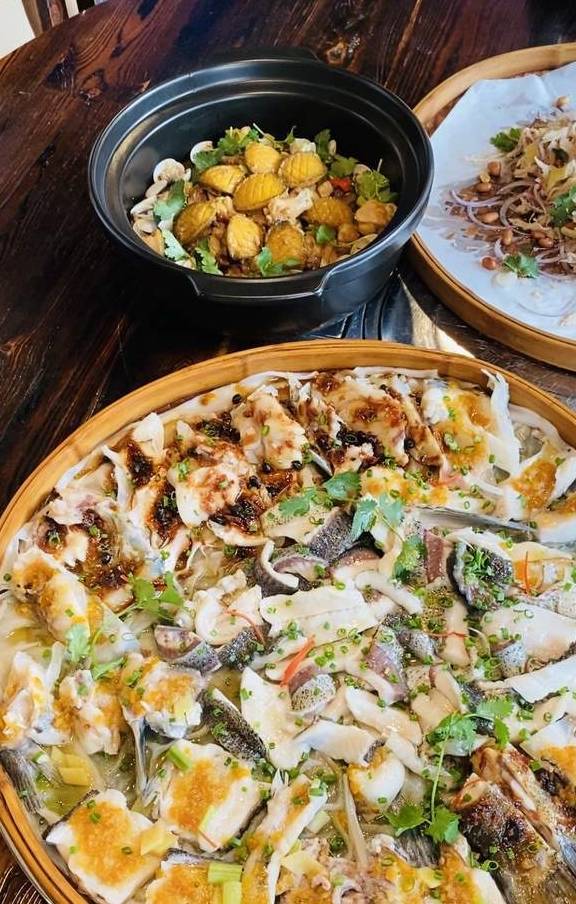 顺德陈村较为少见的粤菜餐厅,一道筲箕大盘鱼真美味_美食_阿聪_味道