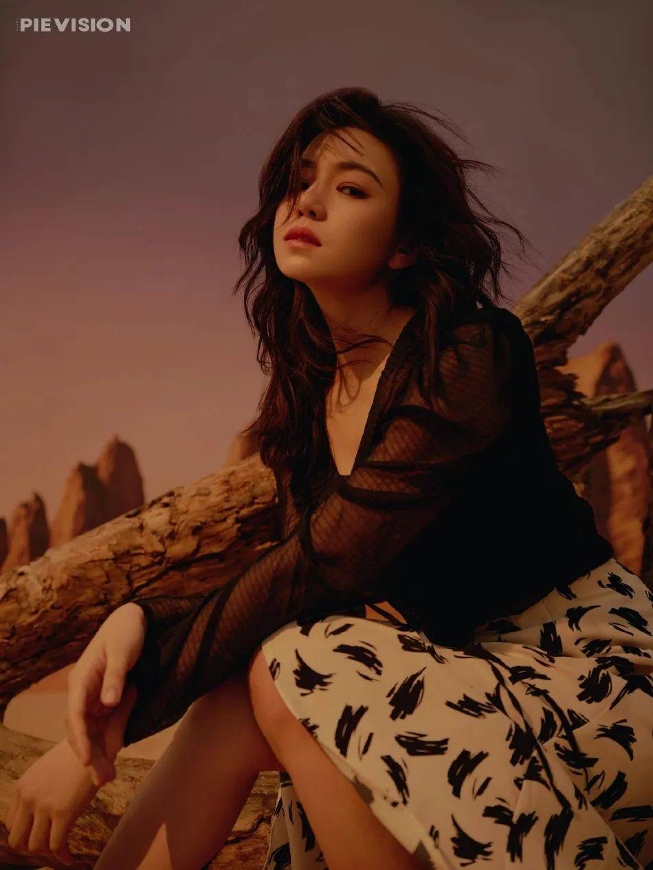 原创陈妍希杂志最新性感写真肤白貌美大长腿又纯又欲