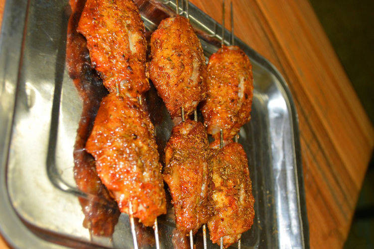 那味儿才香呢,而且一串上面都有两个,我爱吃的时候都是变态辣的鸡翅