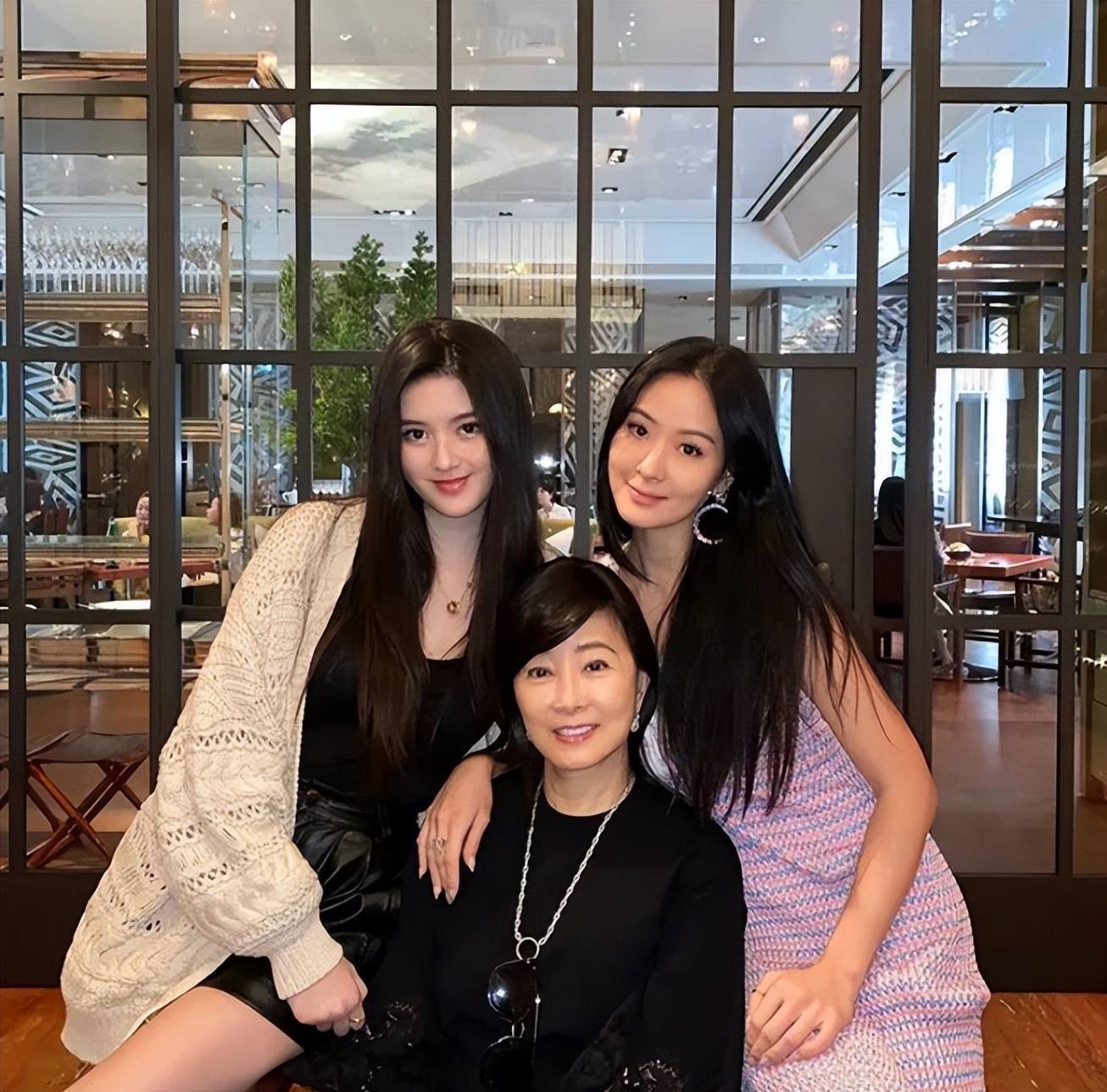 孙芸芸20岁女儿廖思惟健康洋气落落大方真人间富贵花