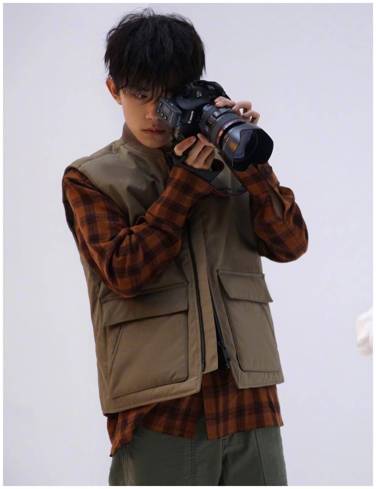 原创潮流男孩易烊千玺穿衣风格百变青春时尚帅气十足有型有款