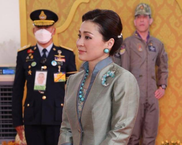 67泰王送苏提达新珠宝,佩戴绿松石套装亮相,庆祝帝后结婚3周年_王室