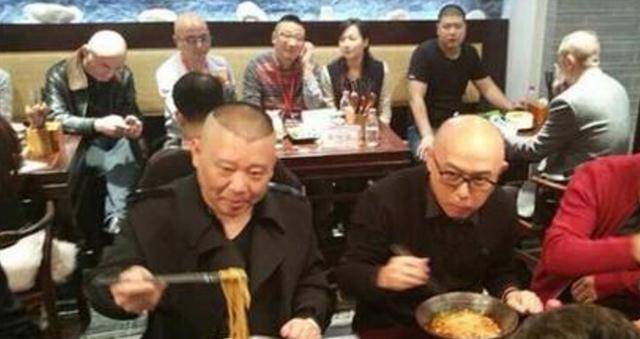郭德纲在天津开面馆，去吃一碗“羊肉面”，结账时：算错钱了吧？