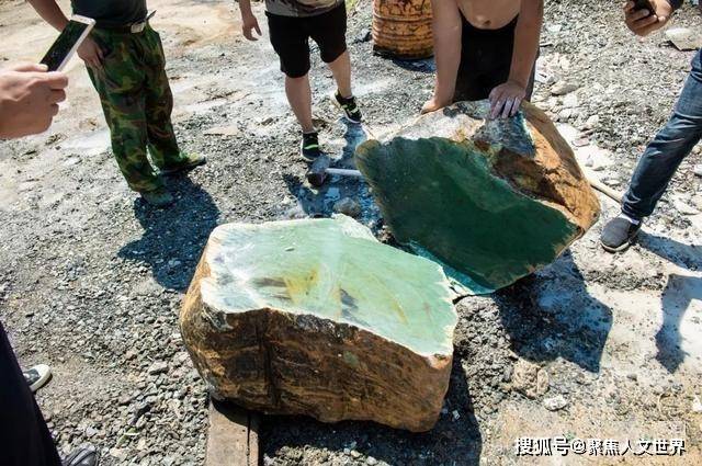 土老板花200万买下一块析木玉切开后现场观众沸腾了