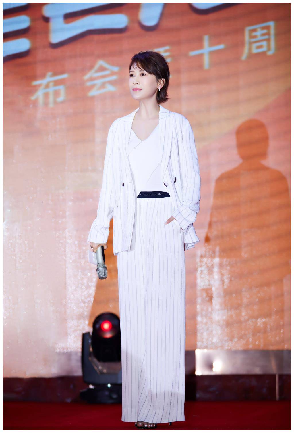 海清终于新造型短发搭卫衣牛仔短裤穿得太高级41岁美得太出众