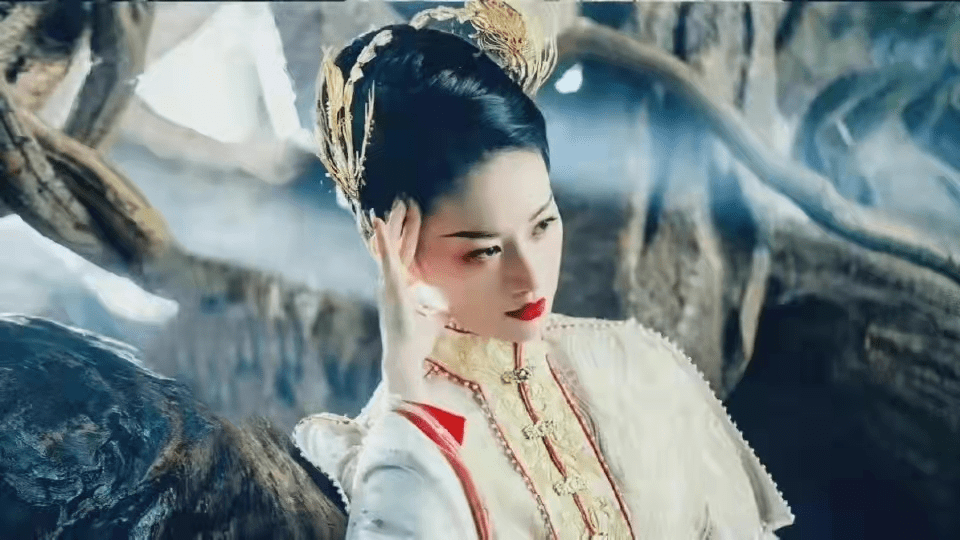 而鲛人长意因为在海上救了顺德仙姬一命后,被顺德仙姬抓住,而且囚禁