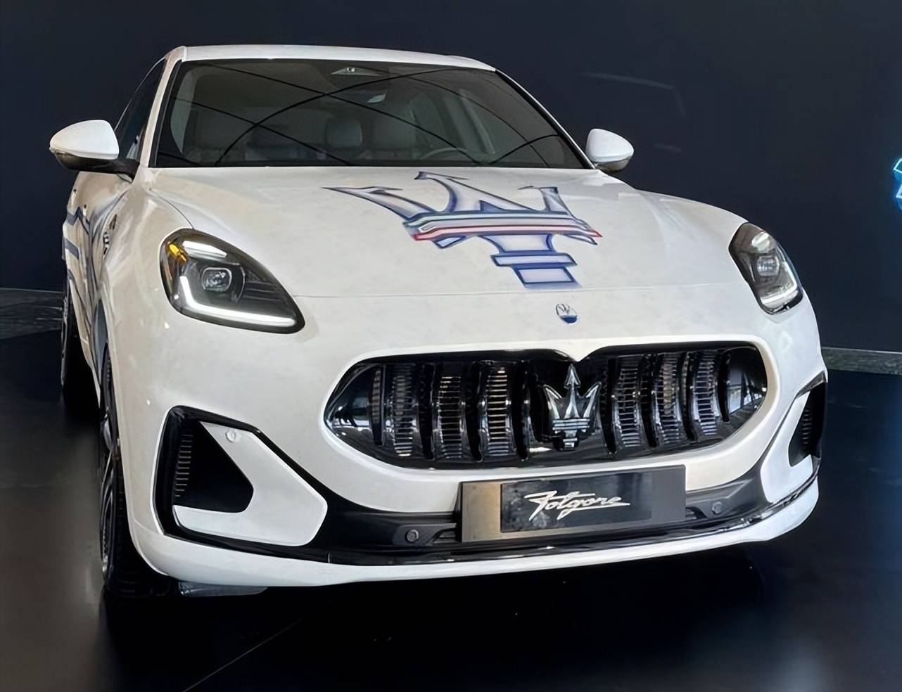 外观很动感 风格很豪华 全新玛莎拉蒂grecale纯电动版亮相_搜狐汽车