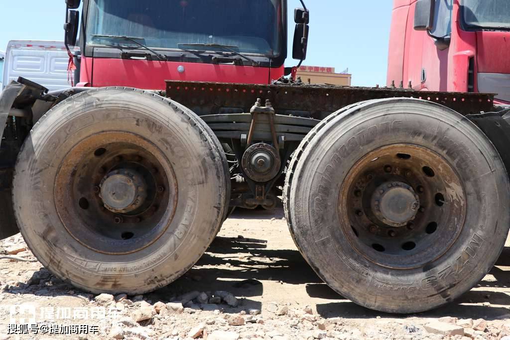 这辆车的后桥是并装双联驱动,悬架在当年就是轻量化的高强度钢板,前3