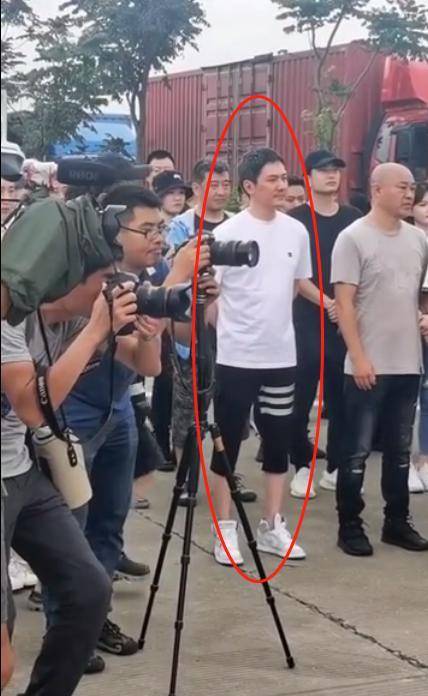 冯绍峰近照发福不敢认脸圆一圈头发花白网友还以为是赵本山