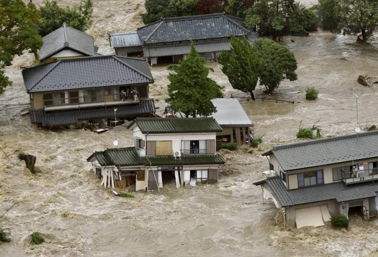 日本此次出现"土壤液化"的情况来看,应该是常年出现海啸,泥石流,地震