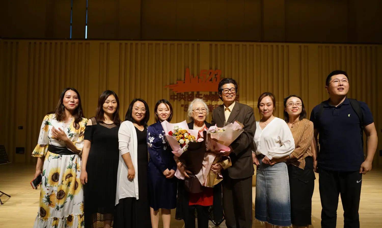 原创著名歌唱家郭淑珍95岁从艺从教75年与小8岁丈夫执手相伴