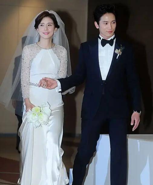 李宝英搭档李钟硕再度翻红35岁嫁给池晟结婚7年恩爱如初