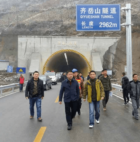 桑珠岭隧道,89度高温,火焰山里打洞,早上隧道外温度零下十度,隧道内岩
