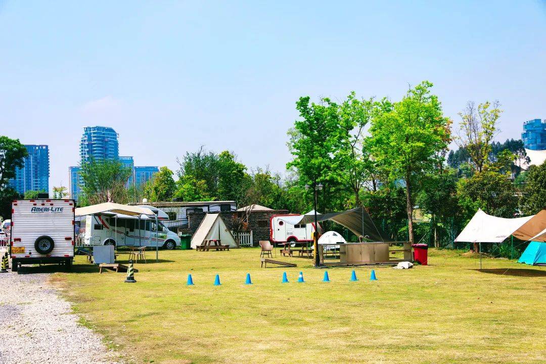 田野森林阳光草坪麓湖水景成都3大房车露营地测评你更喜欢哪一个