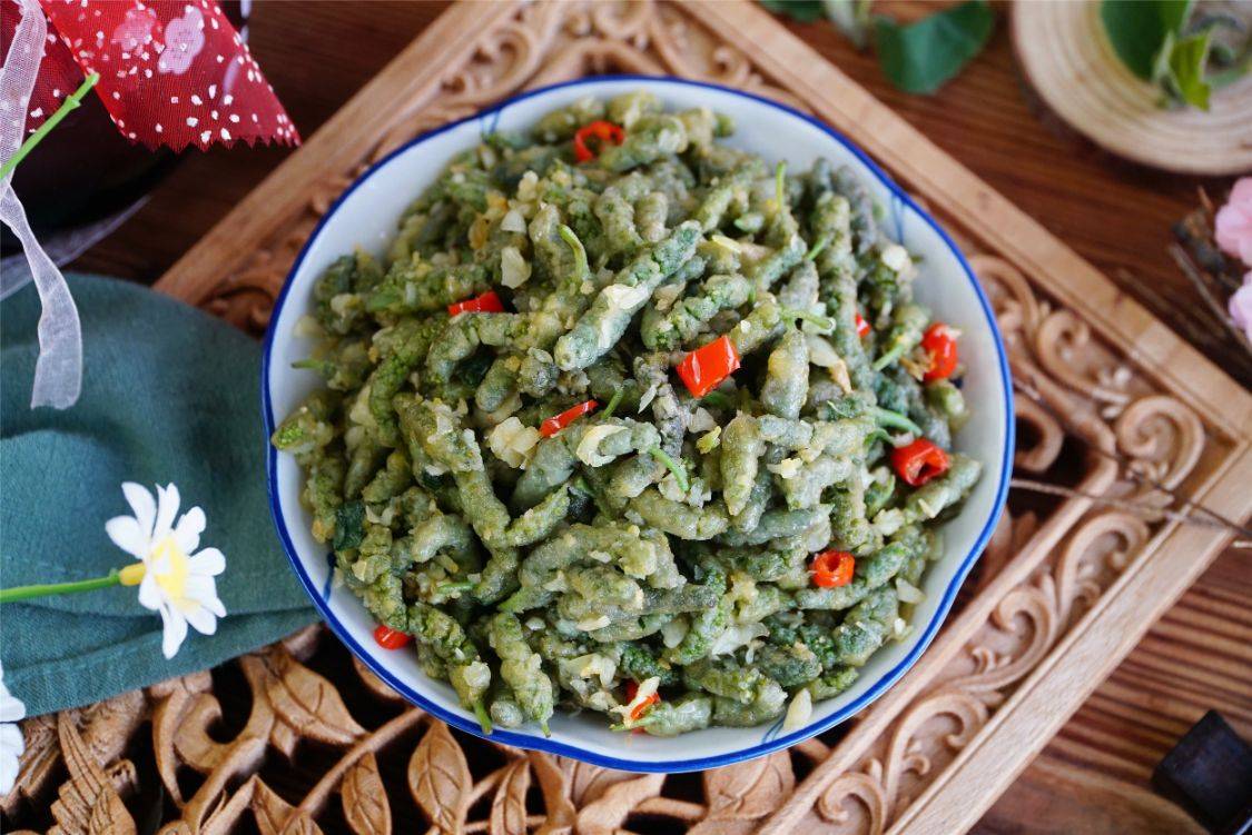 旧时候用来充饥现在却是稀罕野菜采摘时间短蒸一蒸清香可口