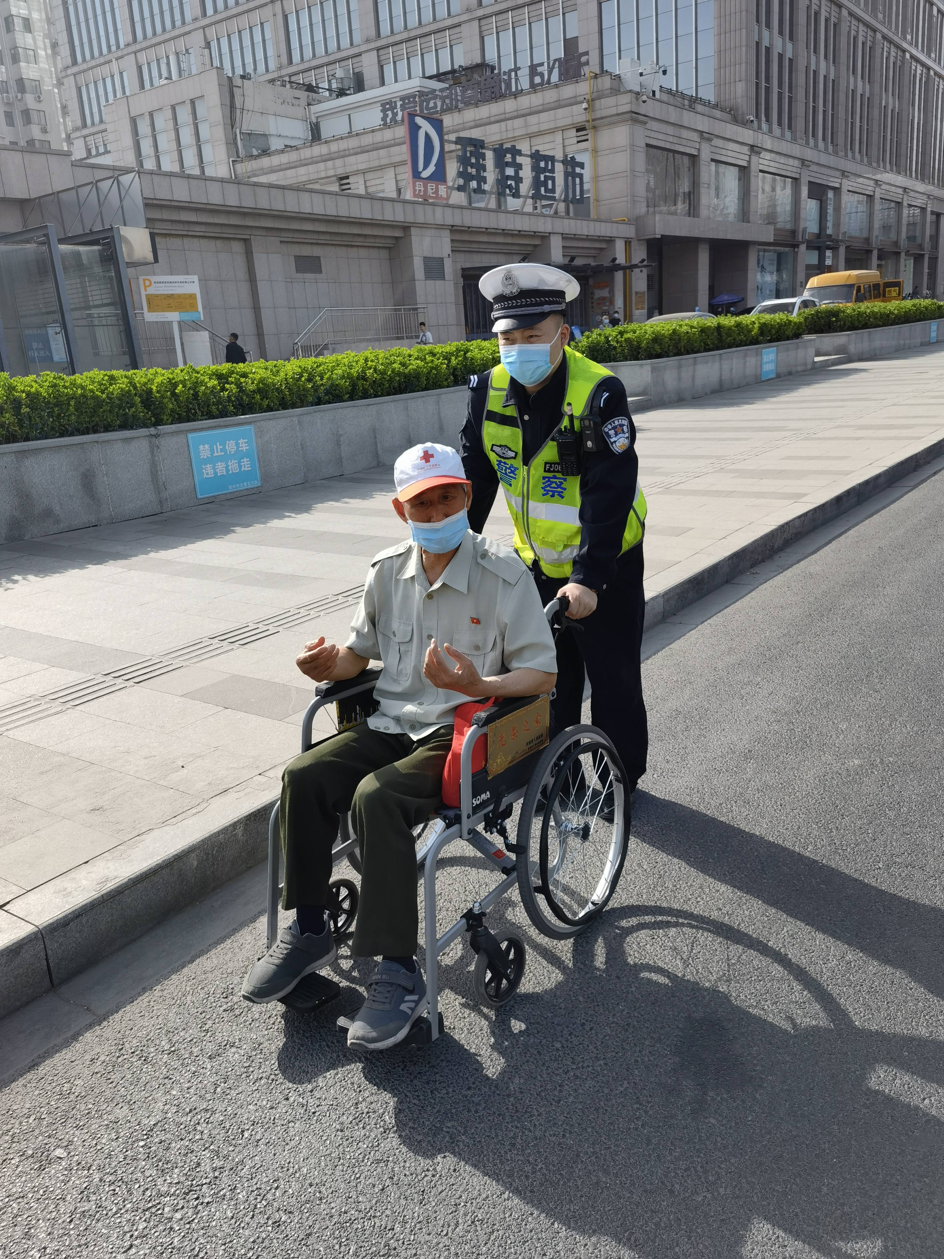 老人坐輪椅過馬路,輔警暖心護送_動物園_曾是_紅燈