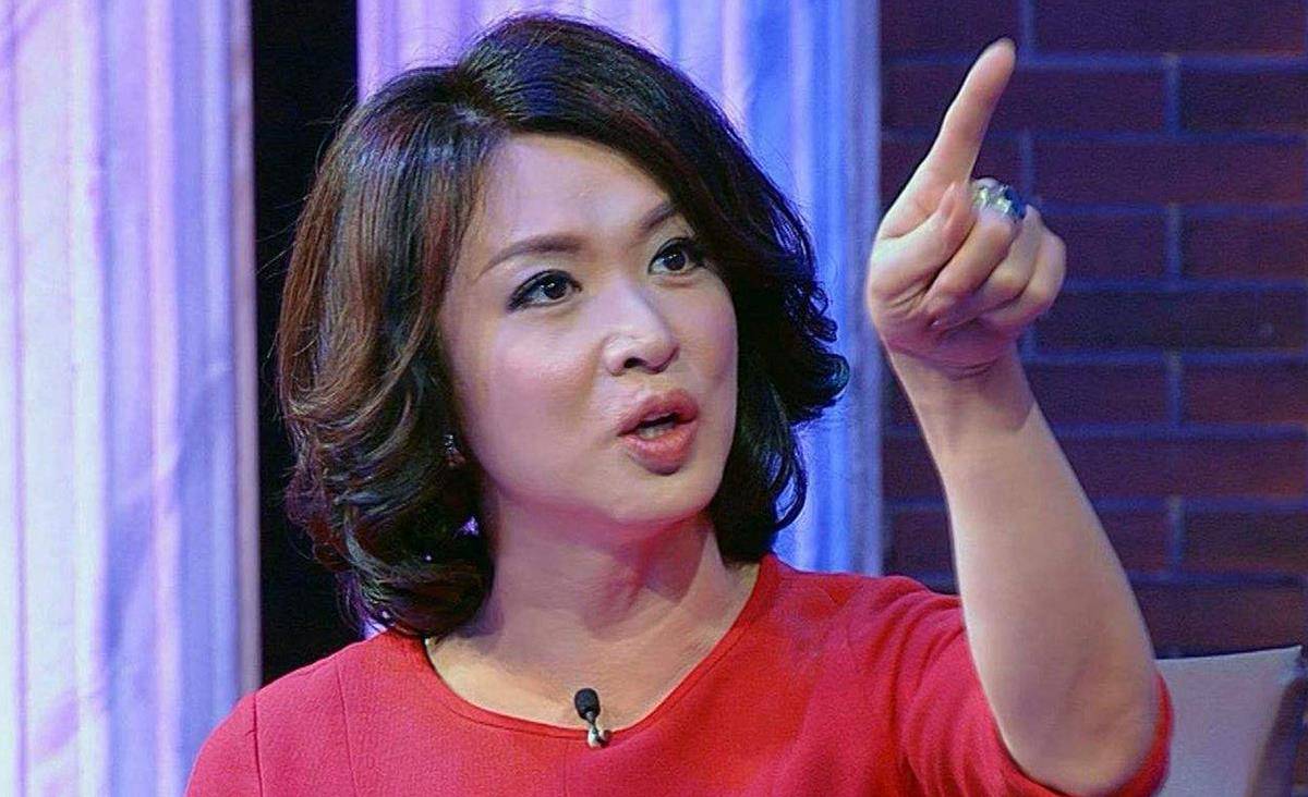 52岁金星近照身材圆润肩膀宽厚老态初显和粉丝聊天表情显疲态