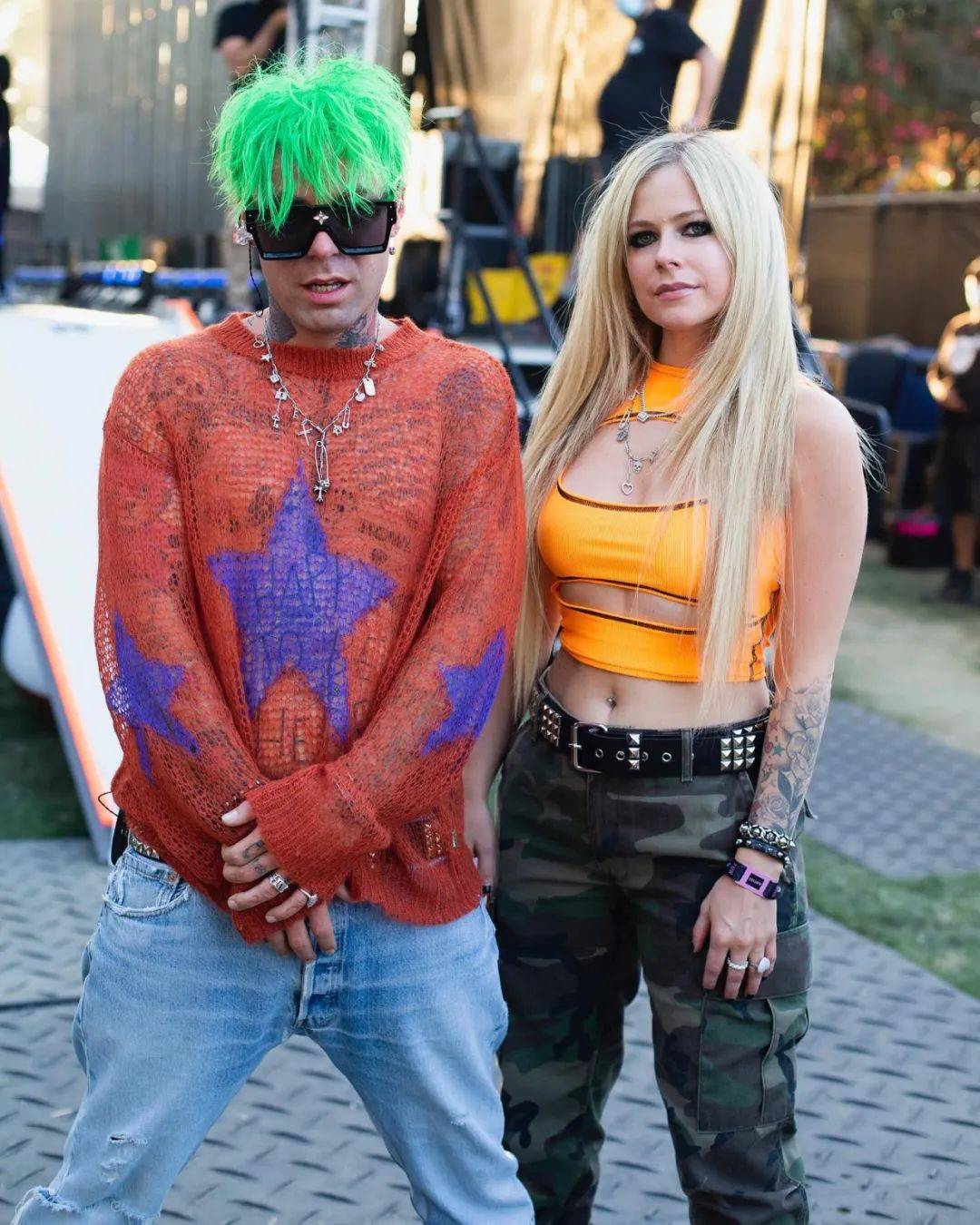 原创艾薇儿官宣订婚网友却炸锅不尊重不祝福为什么在垃圾桶里找男人