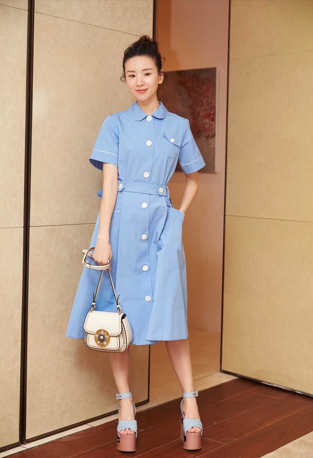 董洁的优雅感无敌了,穿无袖印花连衣裙扎低马尾凹造型,实在高级_颜色