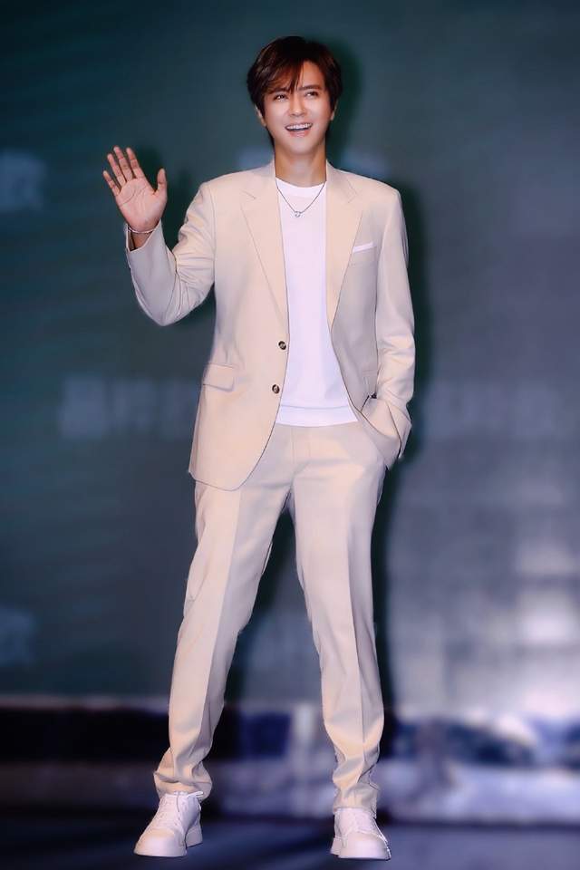 罗志祥复出捞金被质疑整容,鼻子和以往不同,社媒高情商回应获赞_网友