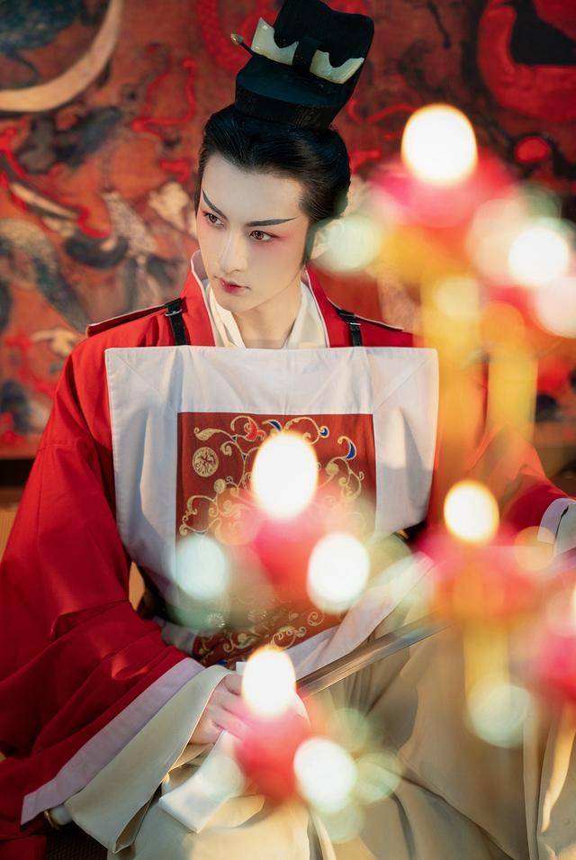 好了,说完了以上几个点,相信小哥哥小姐姐们也都应该知道这款裲裆汉服