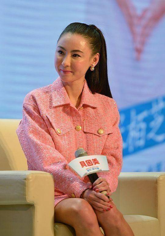 42岁张柏芝真的老了法令纹加深去掉滤镜沧桑了10岁苹果肌很僵硬