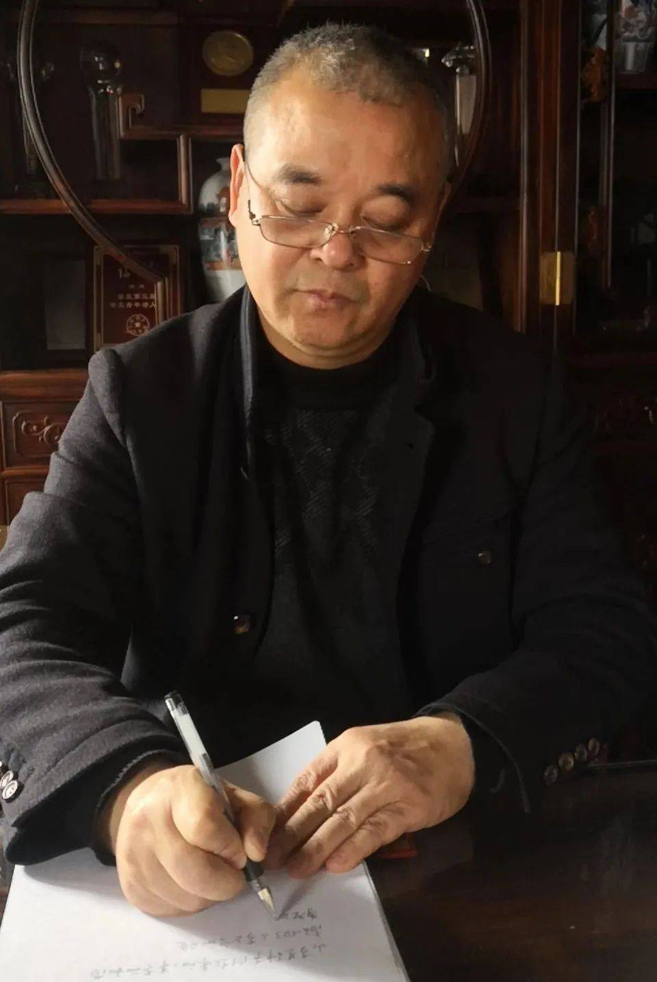 这是他还以世界的微笑|田禾近作