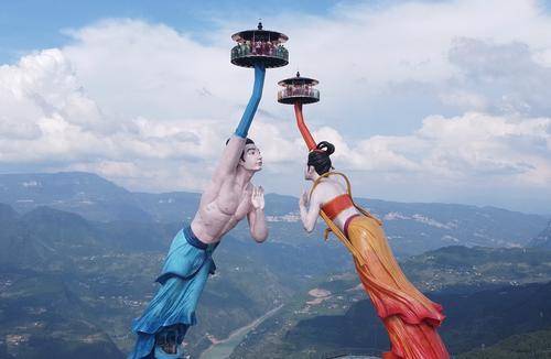 原创重庆一奇葩景点名叫飞天之吻项目惊险刺激造型却丑出天际