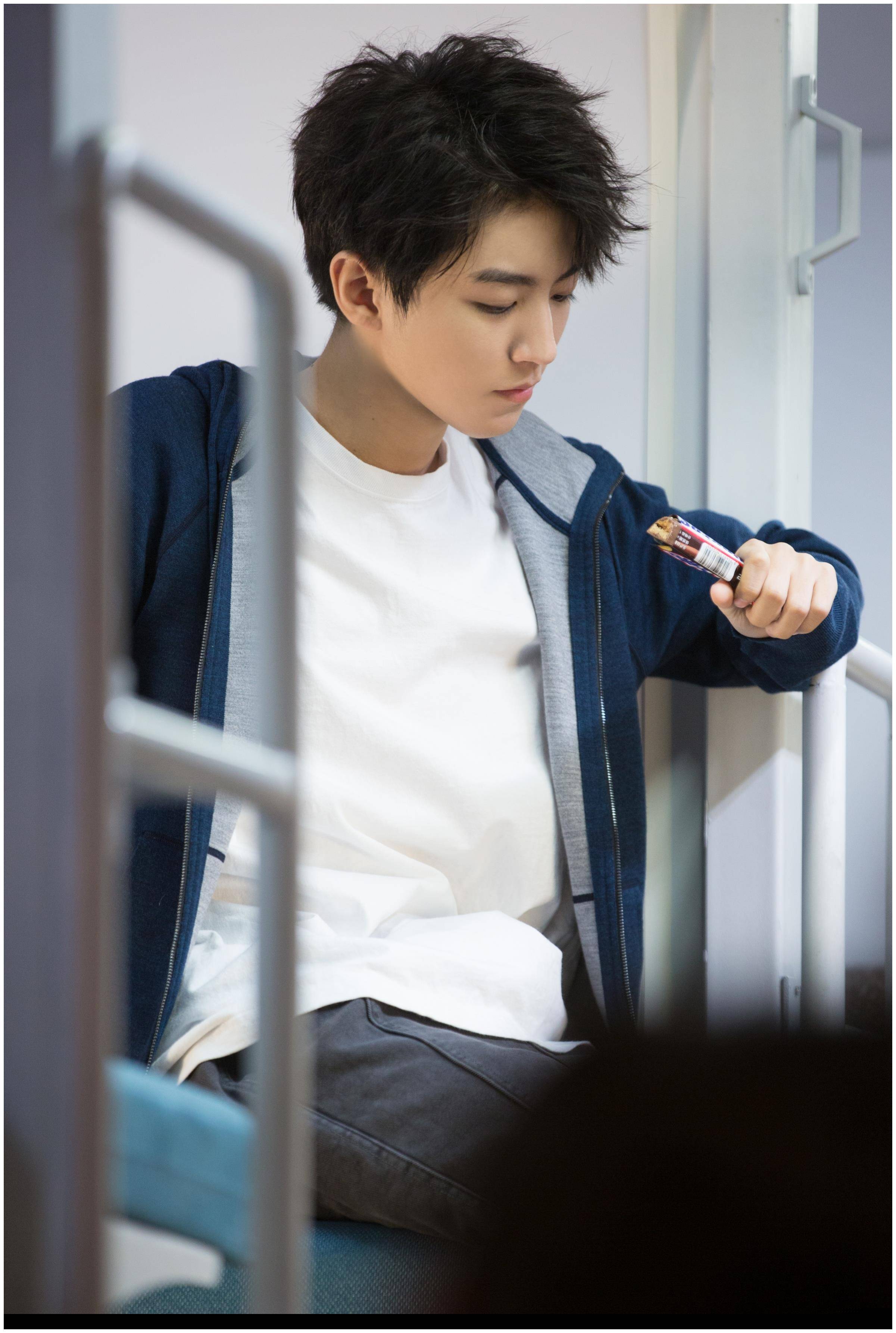 王俊凯白色休闲外套帅气时尚王源一身淡蓝色西装青春绅士