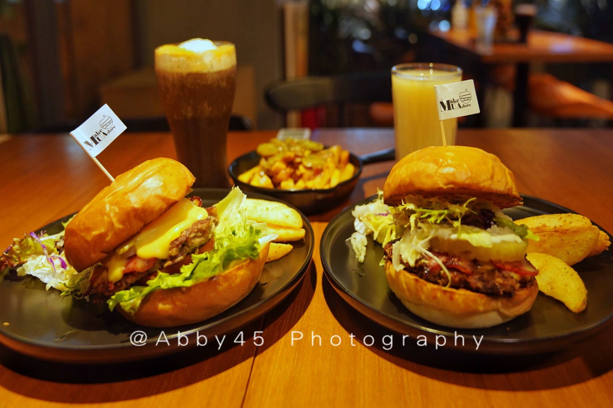 店里还有另一款双人套餐,除了两款汉堡,搭配的是百香果酸奶饮和雪顶