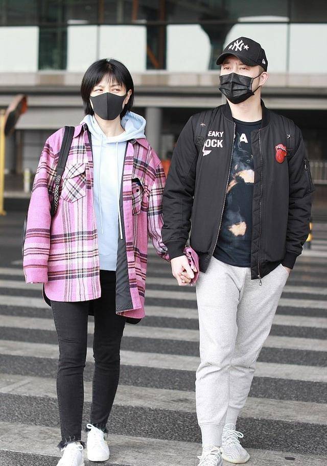 原创胡可机场look真随性一身休闲装好低调与沙溢互动小动作太甜蜜