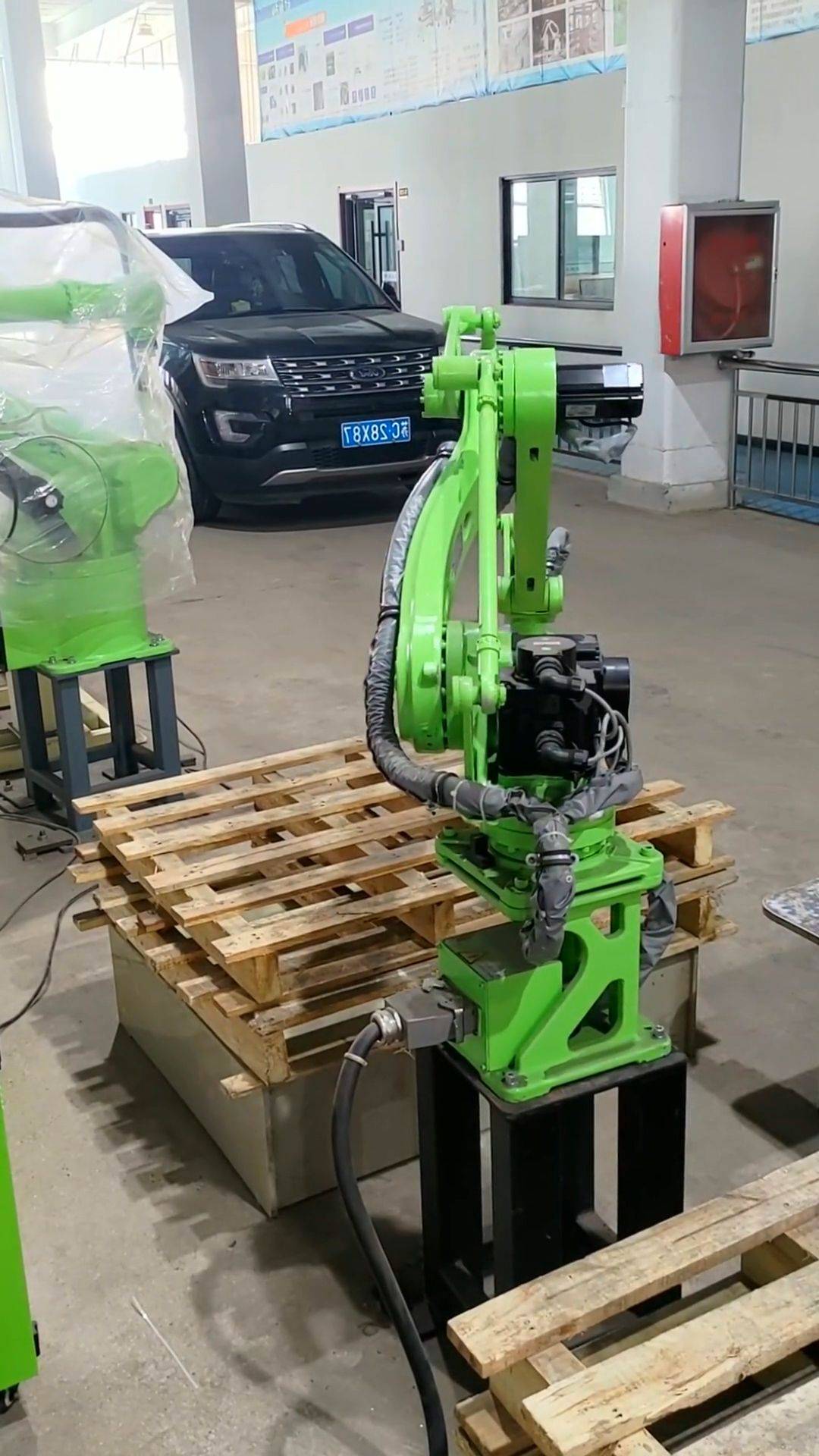 江苏巨洪全自动托盘打钉机械手自动打钉机器人