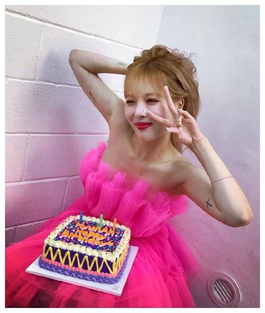 金泫雅新装扮太迷人公主粉裙搭浓妆艳抹美成18岁模样