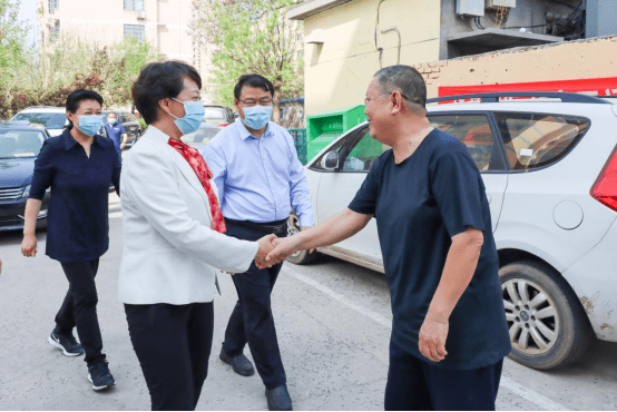 德州市妇联到德州市第七人民医院援沪一线人员家中走访慰问