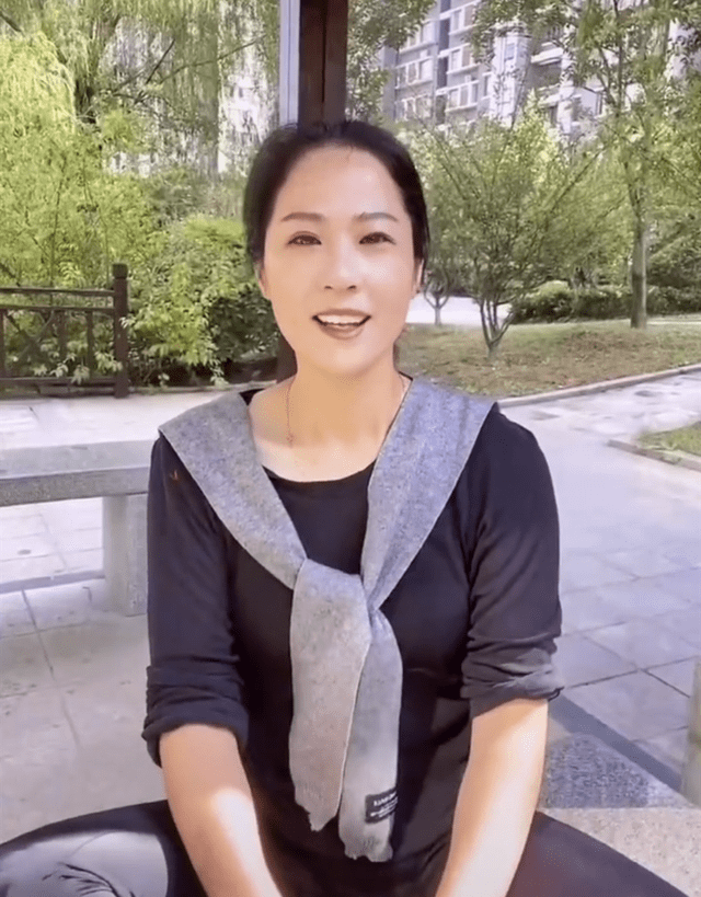 世界冠军李园园欠债30万,无力偿还,选择直播卖海鲜,900天还清