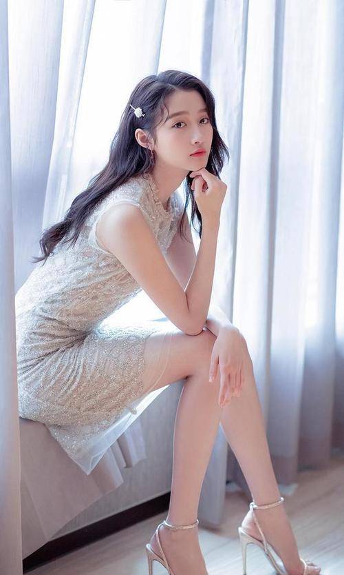 "关晓彤已长大,颜值吸睛身材佳,宅家健身分享接地气_稳定器_体重_运动