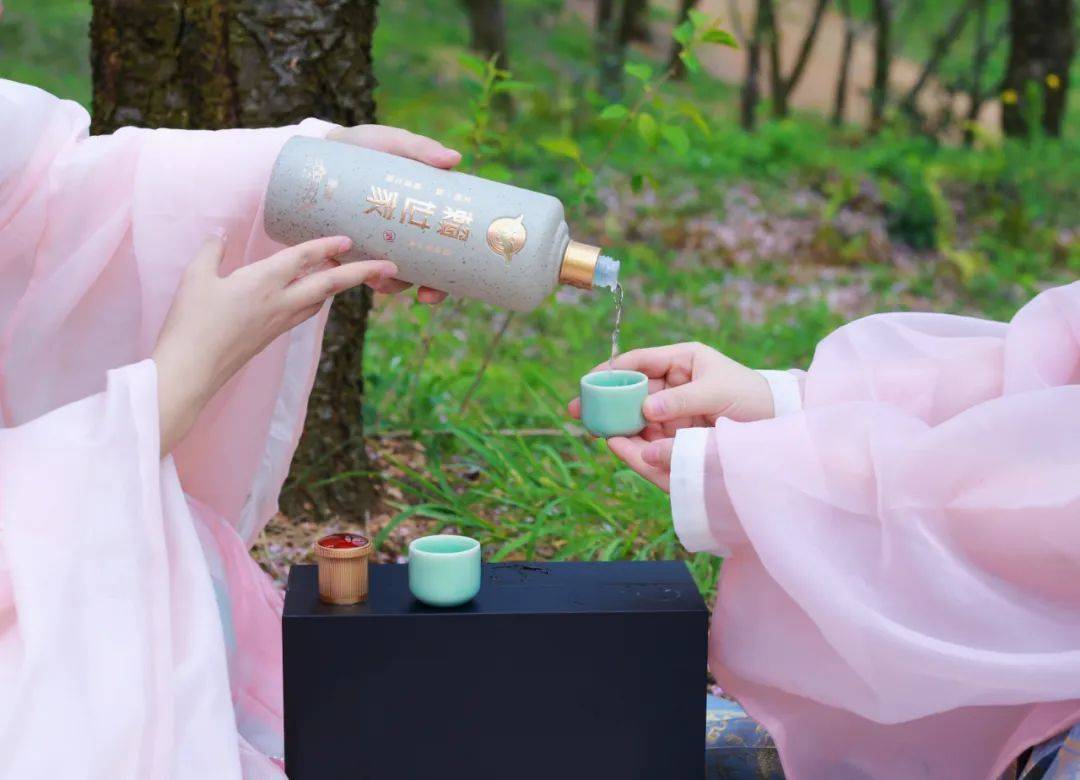 赖世家春日未了簪花吃酒