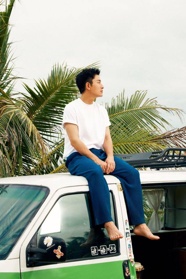 贾乃亮晒照庆38岁生日,泛舟江中超惬意,帅气阳光尽显少年感_生活_时候