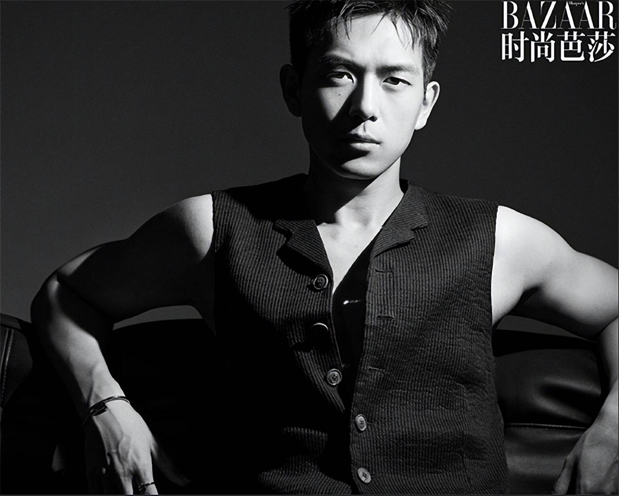 原创李现登上时尚芭莎五月刊封面球场运动芭莎大片来了太帅了