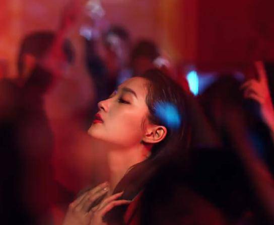 关晓彤深夜蹦迪照曝光?
