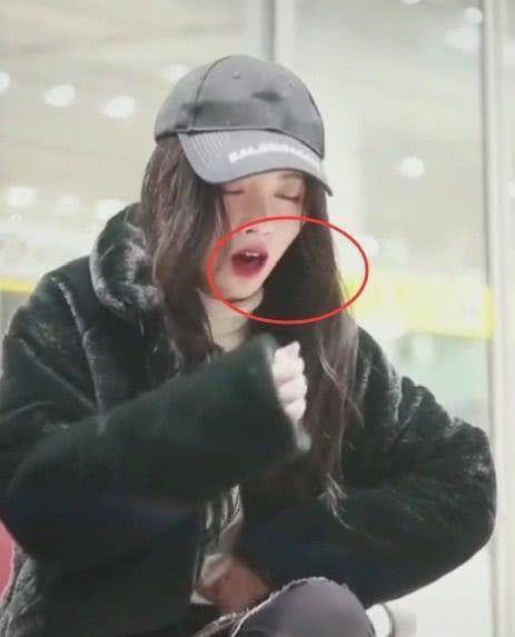 原创鞠婧祎打哈欠赶紧用手捂嘴接下来的表情萌翻全场秒变鞠三岁