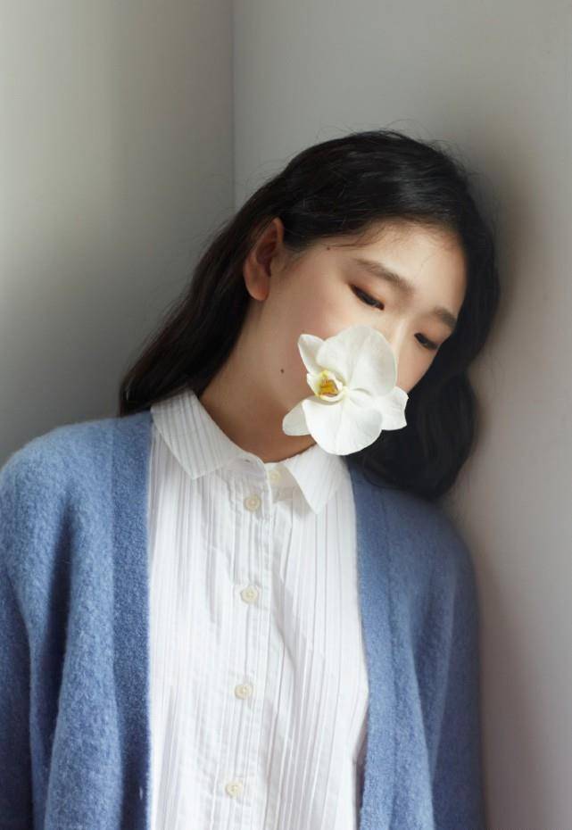 卢庚戌老婆晒儿女近照,11岁女儿大长腿抢镜,3岁儿子像极爸爸_张辛怡