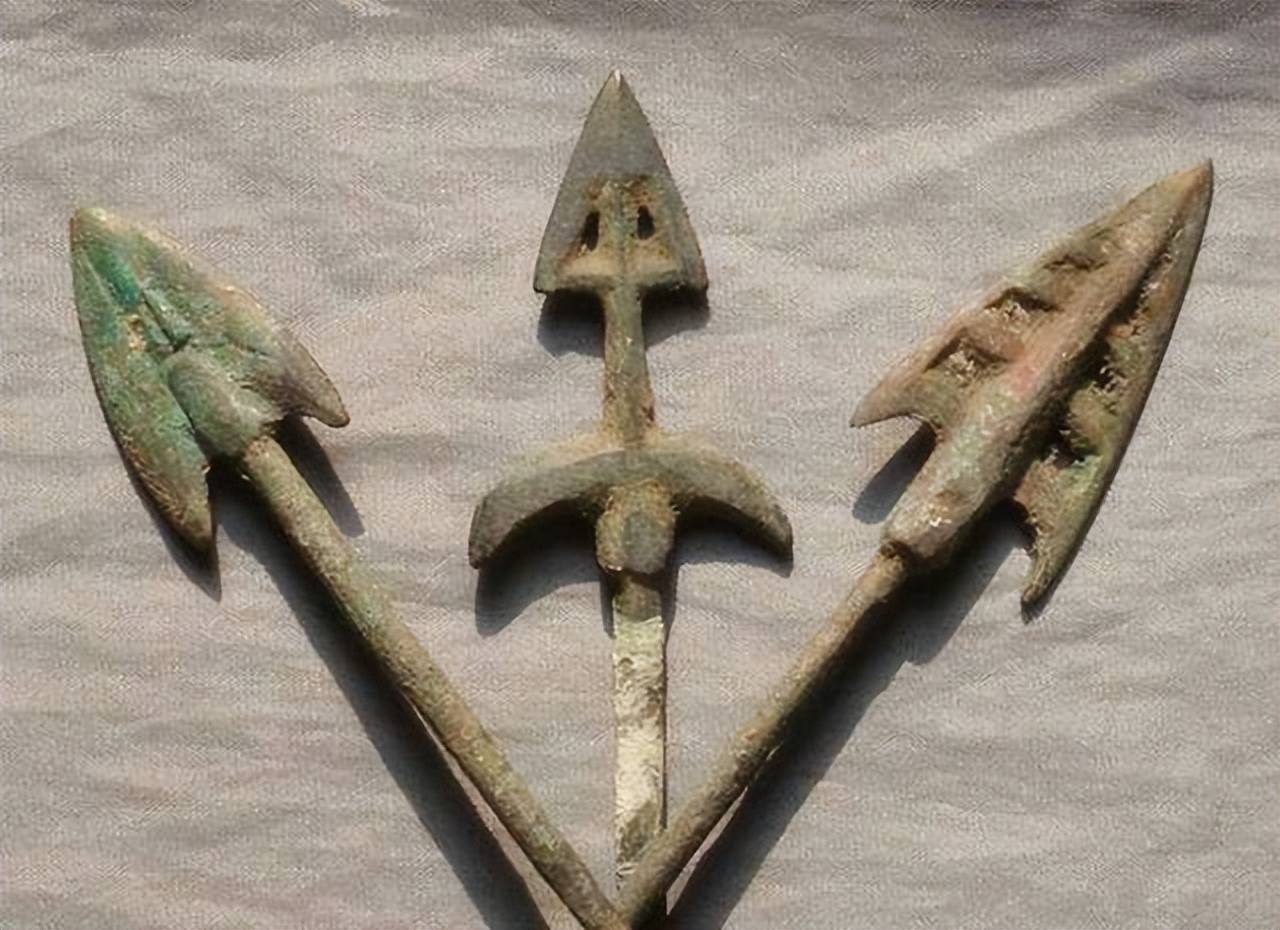 秦始皇兵马俑坑中出土一把长剑,专家看罢说:它是国宝级文物_冷兵器