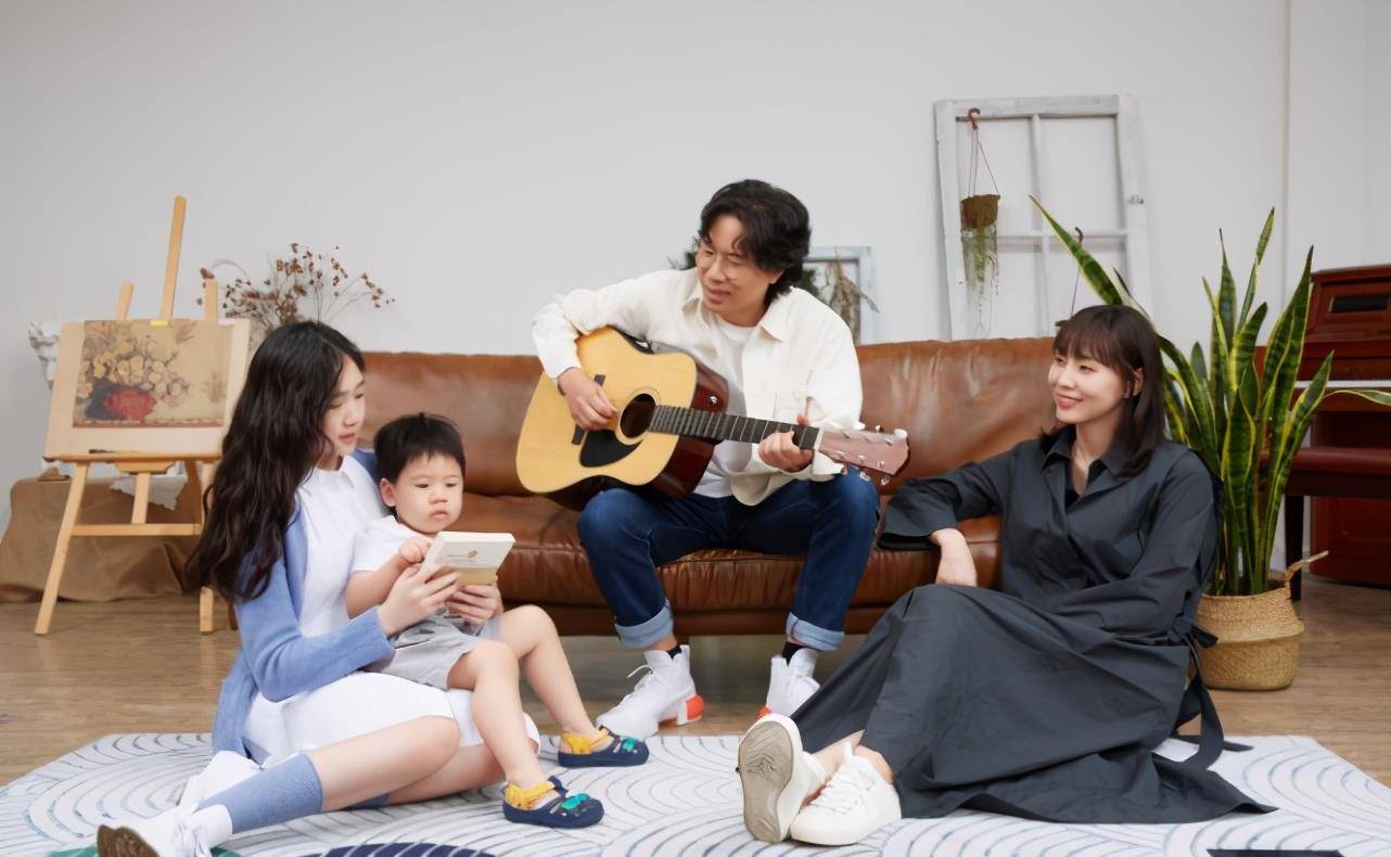 卢庚戌老婆晒儿女近照,11岁女儿大长腿抢镜,3岁儿子像极爸爸_张辛怡