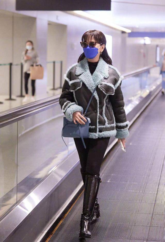 赵雅芝真是一点不服老,羔毛皮衣 中筒靴穿,时髦度不输小姑娘