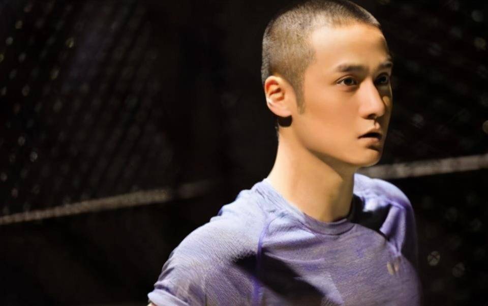 原创蒋劲夫近照曝光身材雄壮纹身明显网友抡拳头更有劲儿了